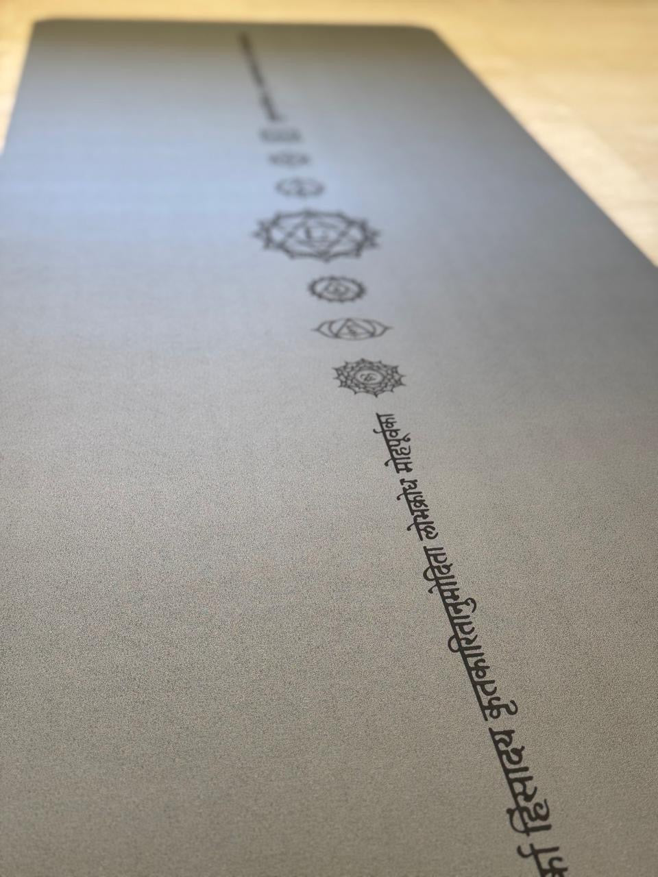 Tapis de Yoga Caoutchouc naturel, Polyuréthane et Fibre de Coco 2.0 | 7 Chakras Gris