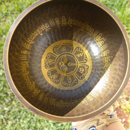 Bol chantant tibétain gravé « Sanskrit »